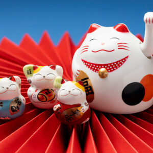 cute-lucky-cats-with-red-paper-arrangement