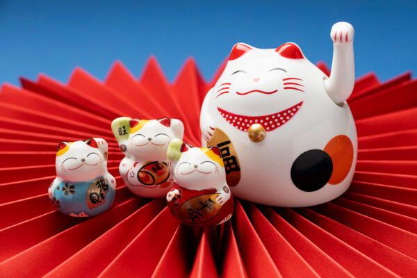 cute-lucky-cats-with-red-paper-arrangement