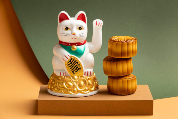 lucky-cat-with-golden-details-podium